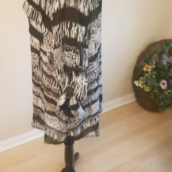 Black and White Blouse - Picture 4 of 10